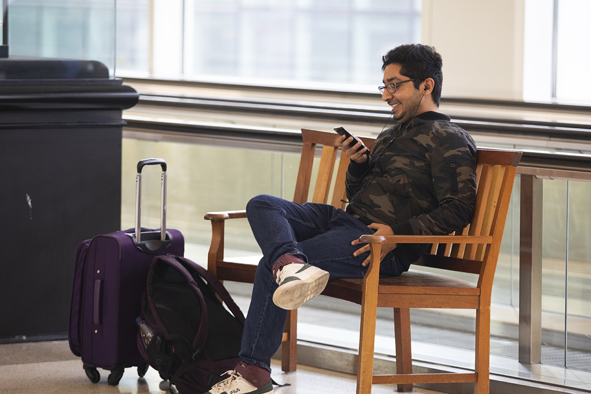 7R6A7076-1a.jpg : People in the airport